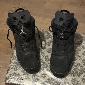 Jordan Men's Black and Gold Sneakers